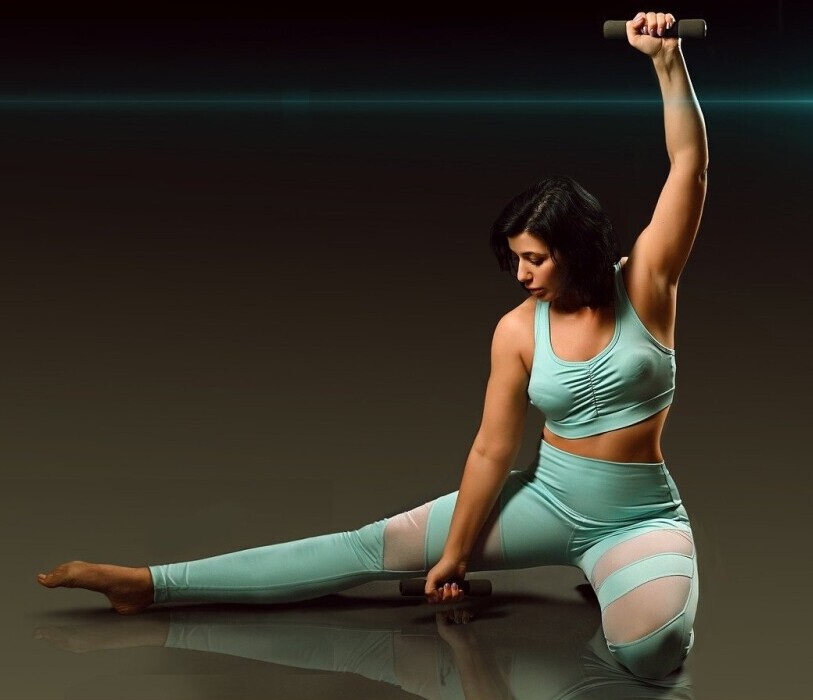 Adult-woman-doing-strenght-training